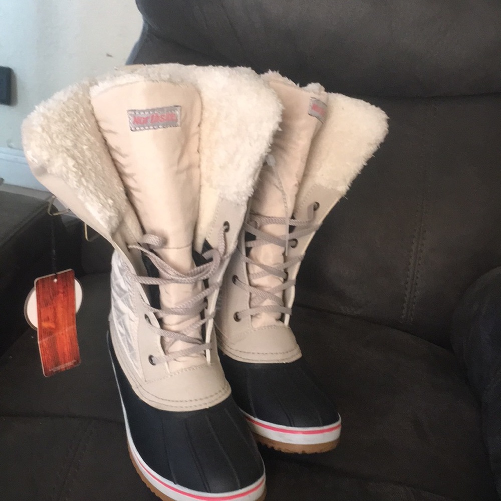 Northside boots new with tags 10/10 full tread never worn